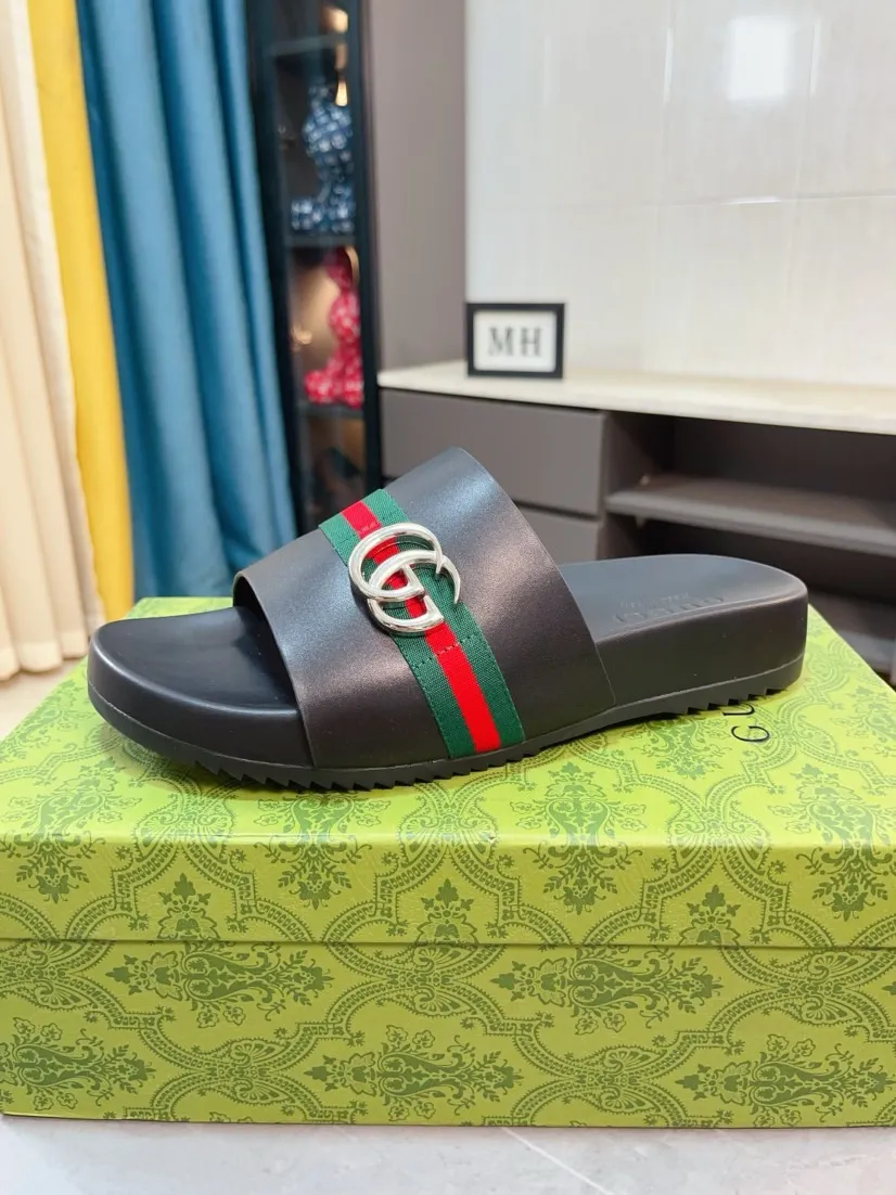 Men's Men's Shoes💰300🌸🌸【GUCCI New Style】This slipper is made of GG polyester fiber and is decorated with the Gucci label on the front, adding a bold logo feel to the style. "Gucci Made in Italy" stamped label Rubber sole Flat Made in Italy Men's sizes 39 to 45, (46. Customized